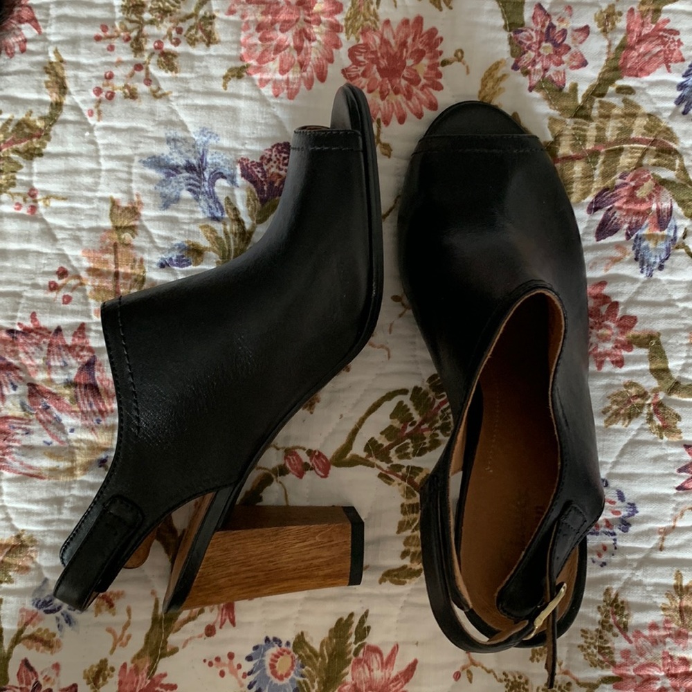 Clarks Leather Peep Toe Slong Back Sandal Size 7M